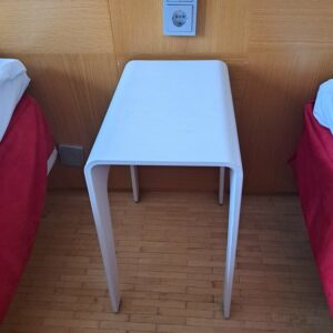 Valkoinen yöpöytä, taivutettua vaneria